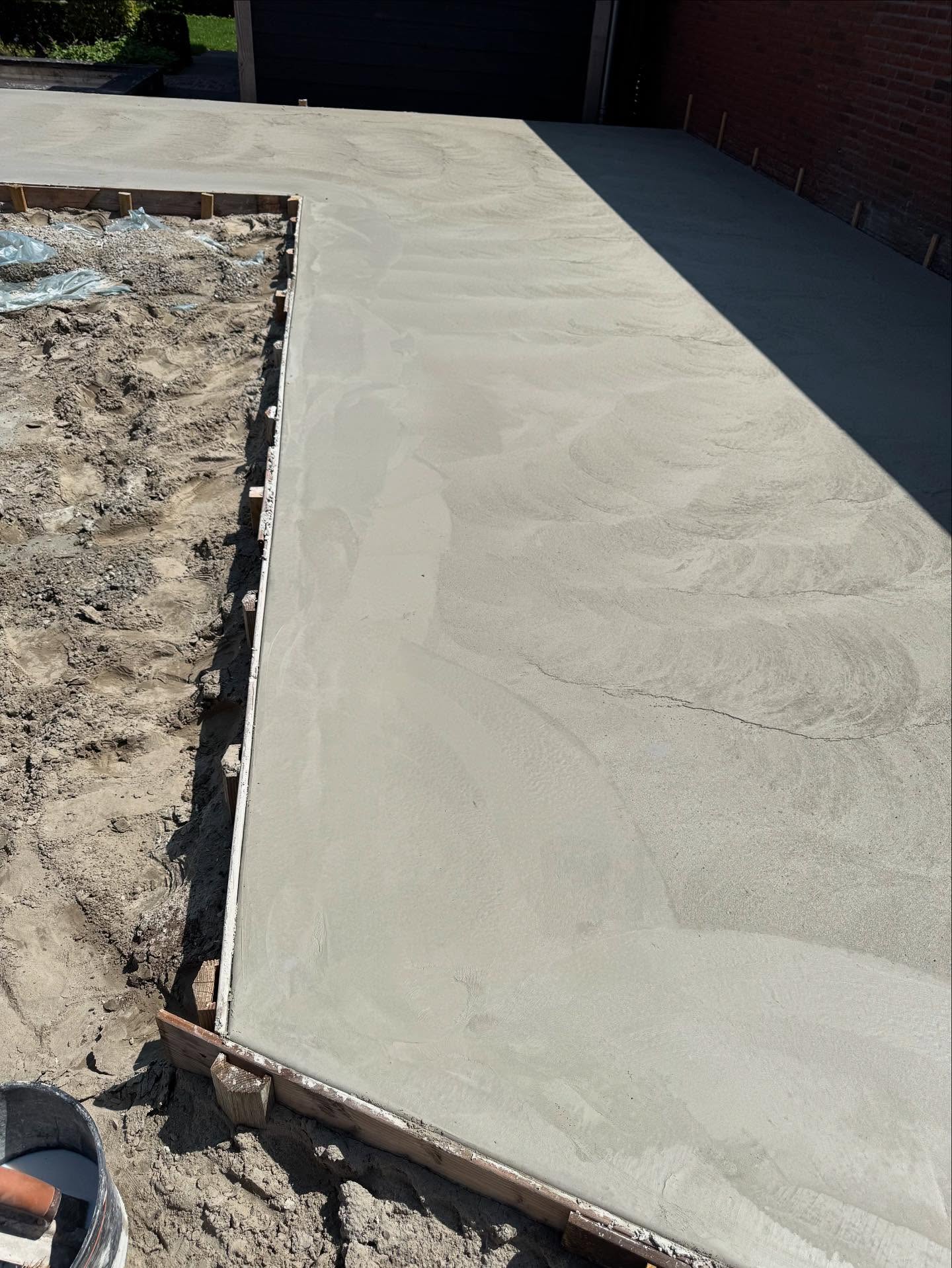 Gisteren een mooie vloer mogen maken in Rijssen, die later nog netjes gecoat wordt. We hebben de vloer strak afgewerkt, met ronde kanten voor een extra nette uitstraling. 🔥

De verzorging op locatie was top: eten, drinken én een lekker gebakje erbij – dank daarvoor! 🙏

De pomp is geregeld door Bas Broekhof, en dank aan Wesley Groothuis voor het pompen 💪
Beton geleverd door Rouwmaat!**

 #MorillosBetonwerken #Betonvloer #Rouwmaat #BroekhofBetonRenovatie #WesleyGroothuis #Vakwerk #Bouwproject #Betonstorten