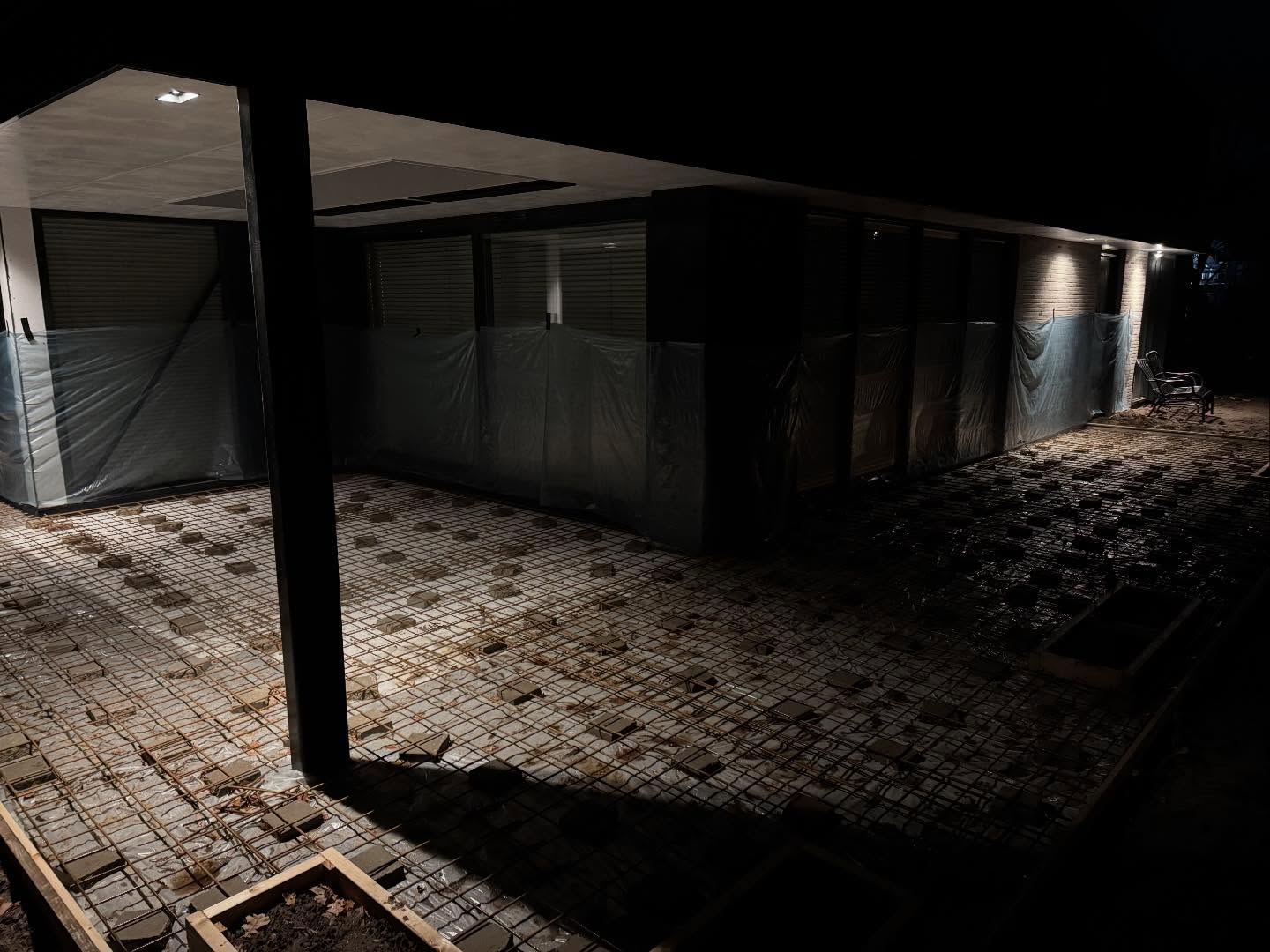 Vorige week zijn we druk bezig geweest met het realiseren van een buitenvloer.
We hebben daarbij prachtige prefab plantenbakken geïntegreerd voor een strak en robuust resultaat.
Wil jij ook zo’n stoere, onderhoudsvriendelijke vloer in je tuin?
Stuur ons gerust een berichtje we denken graag met je mee over de mogelijkheden!
Met vriendelijke groet,
Morillos Betonwerken
@rouwmaatgroep @cmbetonbouw @broekhof.betonwerk.renovatie