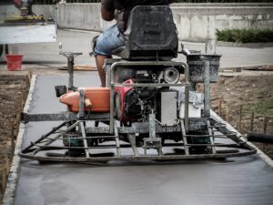 ij dit project gebruiken we de welbekende B-Mac dubbele 90er ride-on. Met deze machine poetsen en vlinderen we de betonvloer volledig, waardoor er een monoliete, gladde en duurzame toplaag ontstaat. Het resultaat is een strak afgewerkte vloer die zowel visueel als functioneel van hoge kwaliteit is.